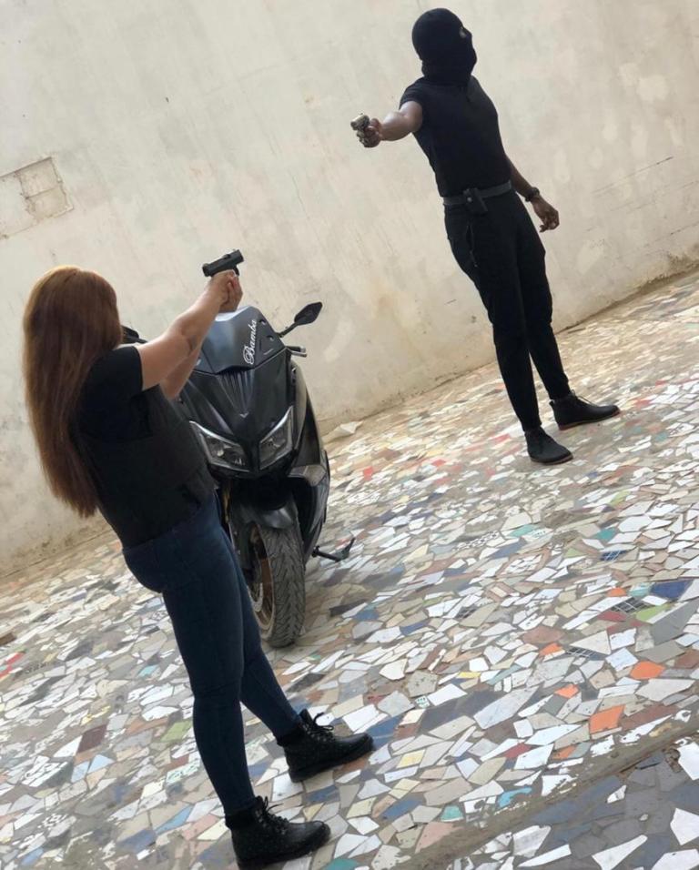 PHOTOS - Pistolet à la main, Juliana MONTEIRO de « Wiri Wiri » menace un homme encagoulé
