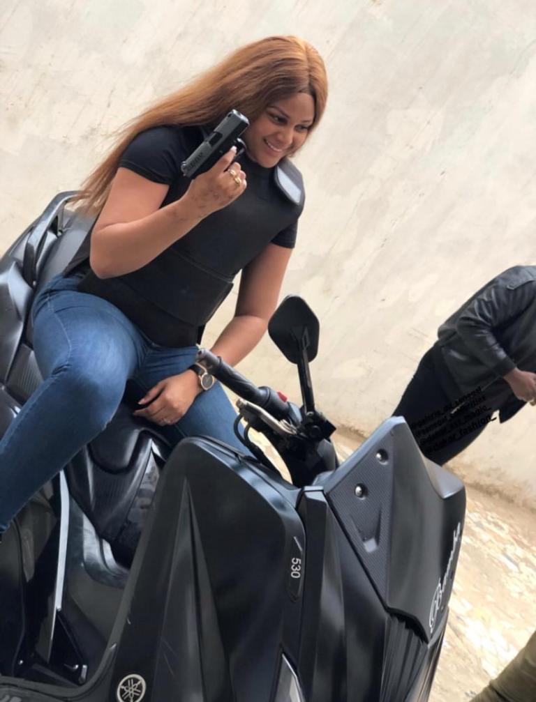 PHOTOS - Pistolet à la main, Juliana MONTEIRO de « Wiri Wiri » menace un homme encagoulé