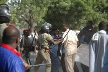 Manifestation : Les militaires invalides  bloqués  au boulevard de la République