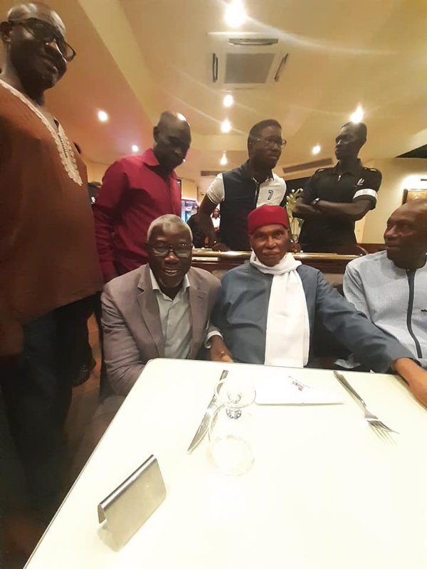 L'ancien Président de la République, Me Wade filmé au Café de Rome (images) L'ancien Président de la République, Me Wade filmé au Café de Rome (images)