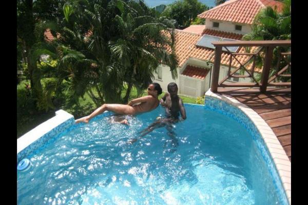 Photo : L'homosexuel Babacar Ndiaye et son amant dans la piscine