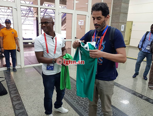 PHOTOS - CAN 2019: échange de maillots entre presse sénégalaise et algérienne