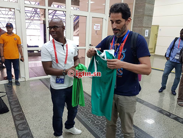 PHOTOS - CAN 2019: échange de maillots entre presse sénégalaise et algérienne PHOTOS - CAN 2019: échange de maillots entre presse sénégalaise et algérienne