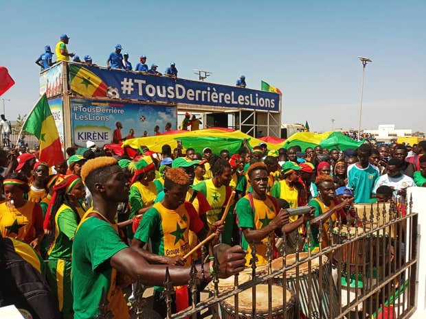 Aéroport LSS : Les "Lions" accueillis en héros par une foule de supporters en liesse ( images)