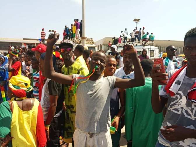 Aeroport LSS : Les lions accueillis en héros par une foule de supporters en liesse ( images)