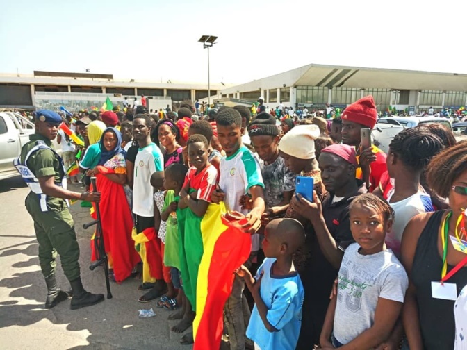 Aéroport LSS : Les "Lions" accueillis en héros par une foule de supporters en liesse ( images)