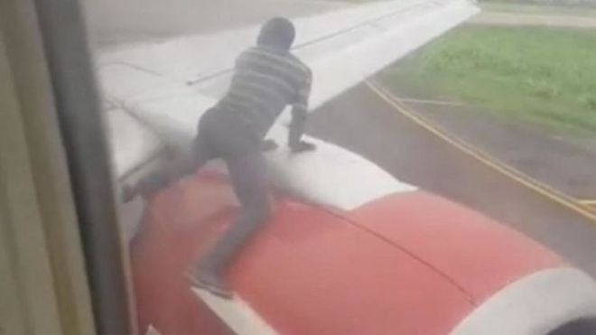 Lagos: Un homme arrêté sur l'aile d'un avion peu avant le décollage