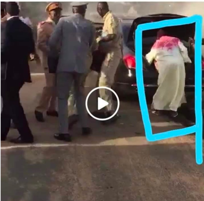 Limousine en feu : qui est l’homme en caftan blanc près de la voiture présidentielle ?