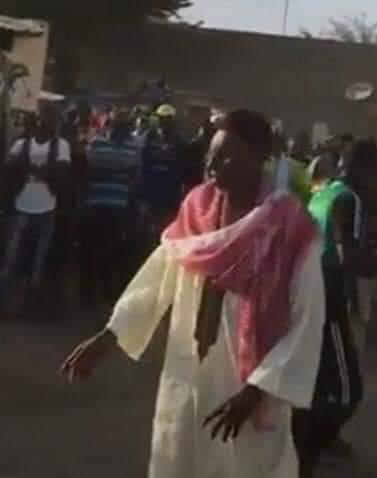 Limousine en feu : qui est l’homme en caftan blanc près de la voiture présidentielle ?