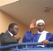 Wade, la voix enrouée, a tenu son discours avec l'aide de Pape Diop
