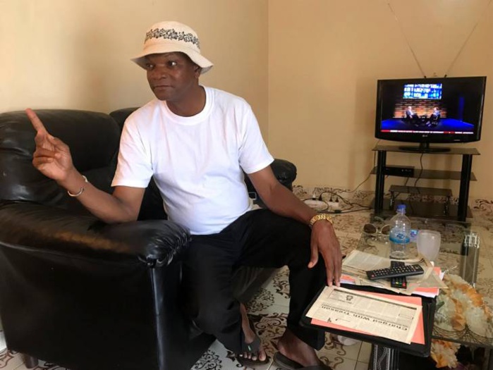 Batch Samba Jallow, assis dans un fauteuil de sa maison de Banjul