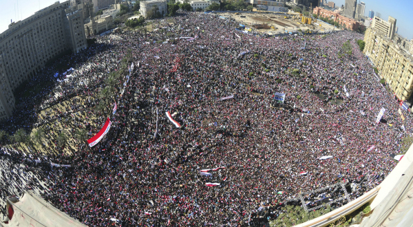 3. «Marche de la victoire», le vendredi 18 février sur la place Tahrir du Caire, après la démission d’Hosni Moubarak le 11 février, à la suite de 18 jours de manifestations et de violences. REUTERS/Mohamed Abd El-Ghany