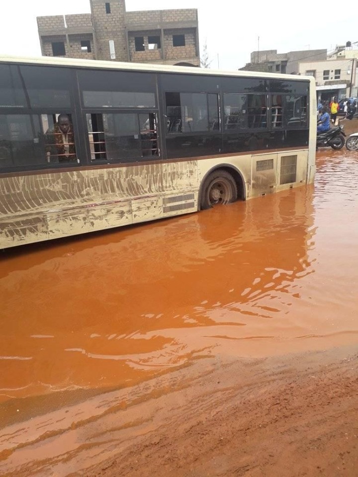 Pluie à Dakar: Les routes de certains quartiers impraticables (images)