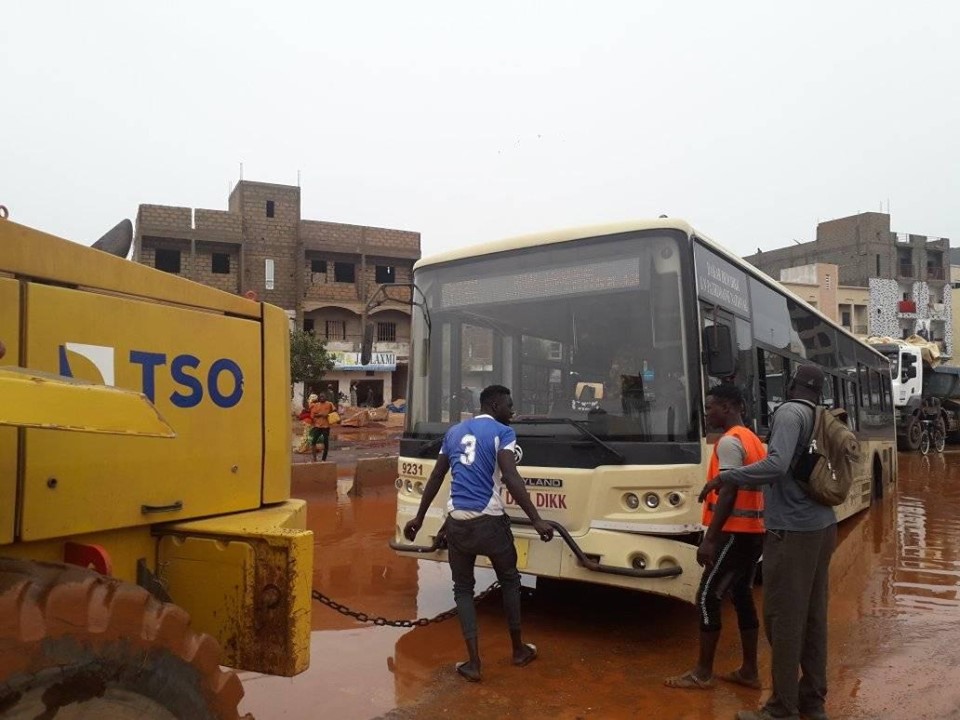 Pluie à Dakar: Les routes de certains quartiers impraticables (images)