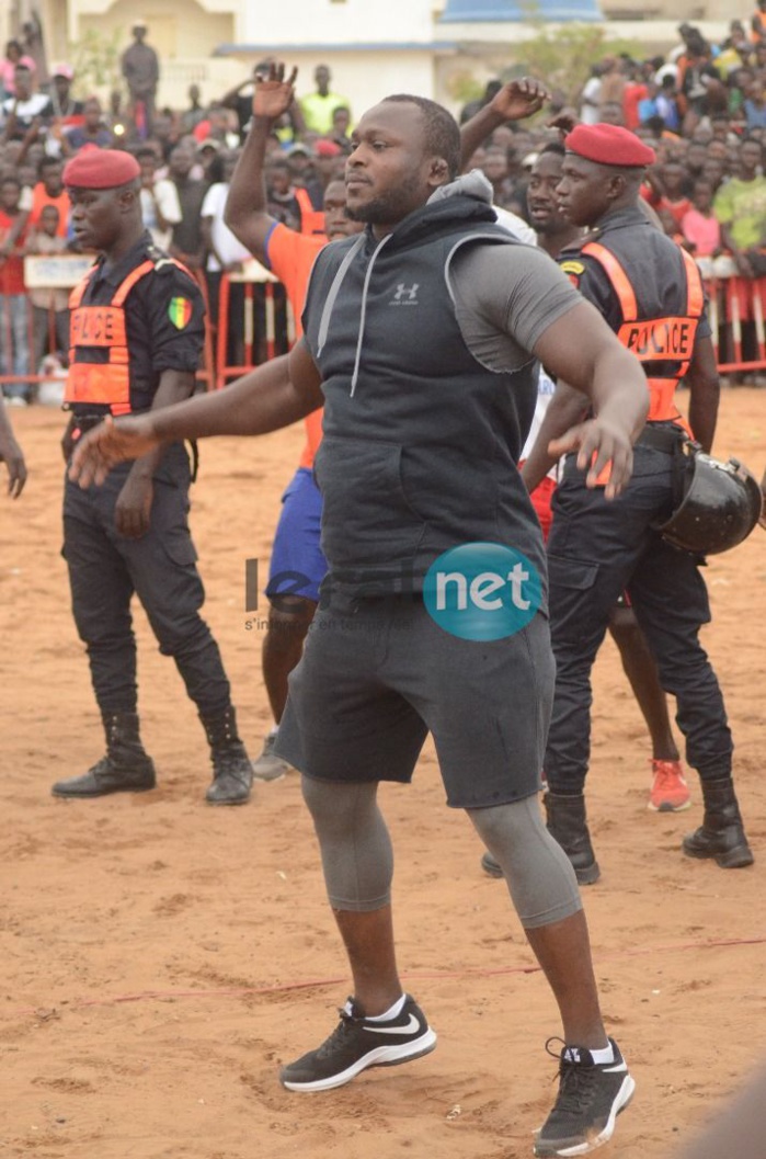 10 Photos - Open Press: Modou Lô en furie, démontre sa force