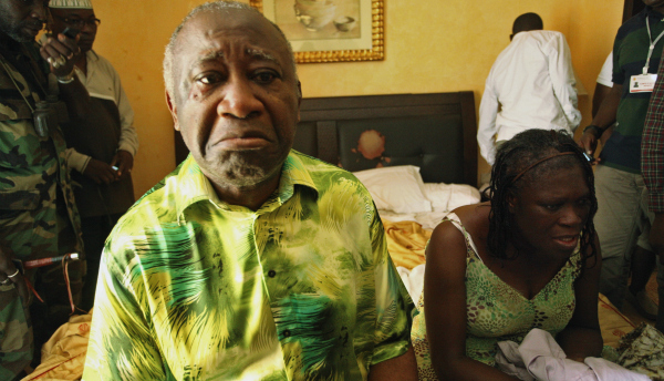 6. Laurent et Simone Gbagbo lors de leur arrestation, le 11 avril à l'hôtel du Golf d'Abidjan. Reuters/Stringer.