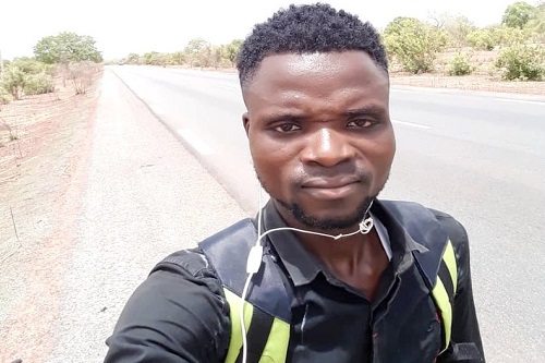 Cet homme marche de Tamba à Dakar pendant 17 jours, pour rencontrer Macky Sall ! (photos)