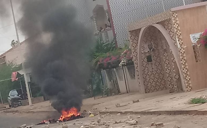 Fatick : Des manifestants brûlent des pneus devant le domicile du président Macky Sall Fatick : Des manifestants brûlent des pneus devant le domicile du président Macky Sall