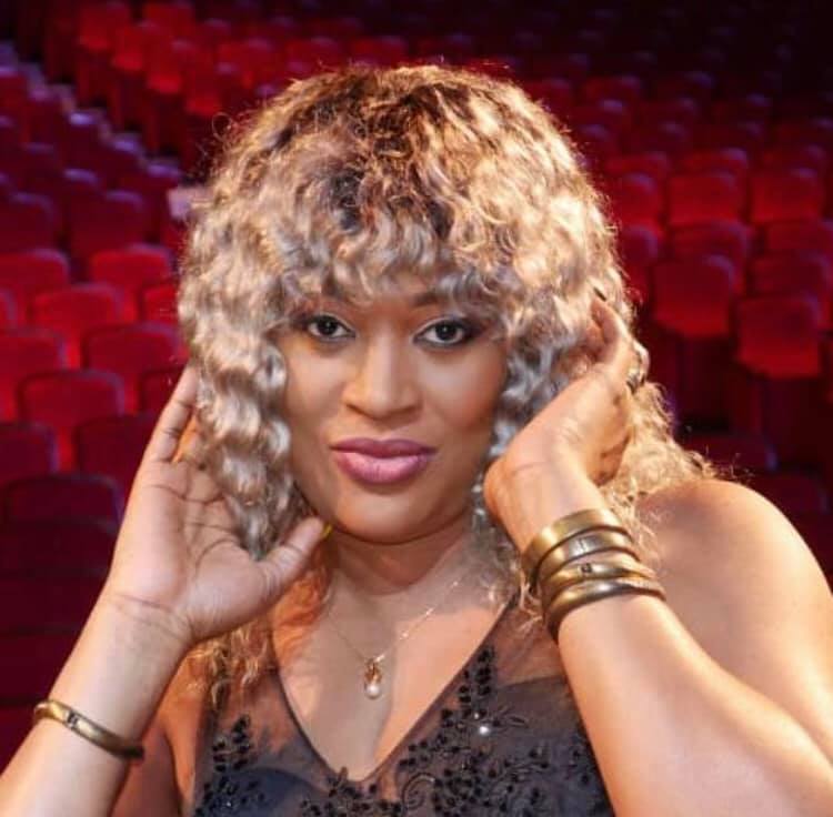 PHOTOS - Découvrez le nouveau look été de  Titi « la Lionne » !
