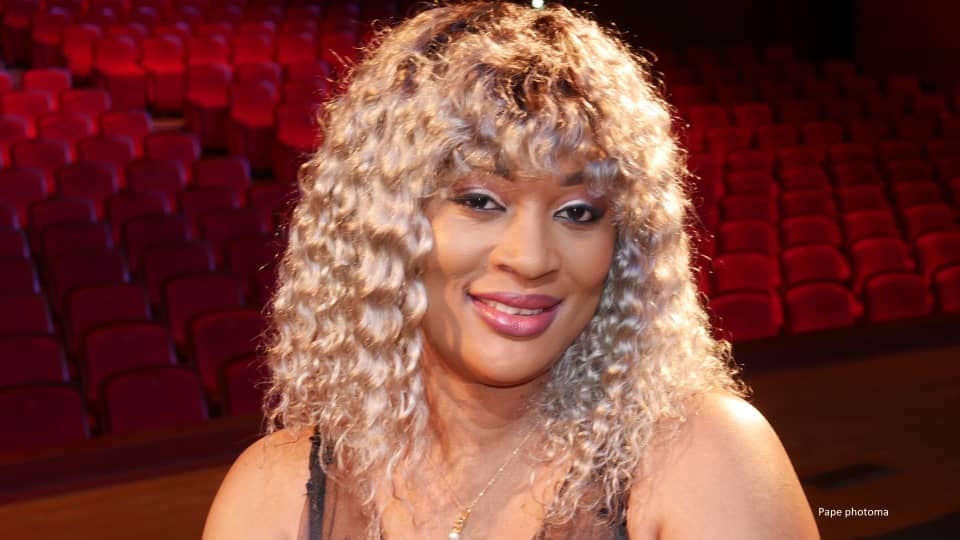 PHOTOS - Découvrez le nouveau look été de  Titi « la Lionne » !
