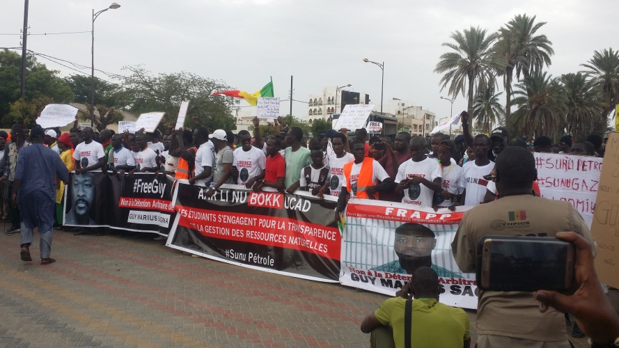 PHOTOS - Aar Li Niou Bokk en rogne contre le pouvoir... (images)