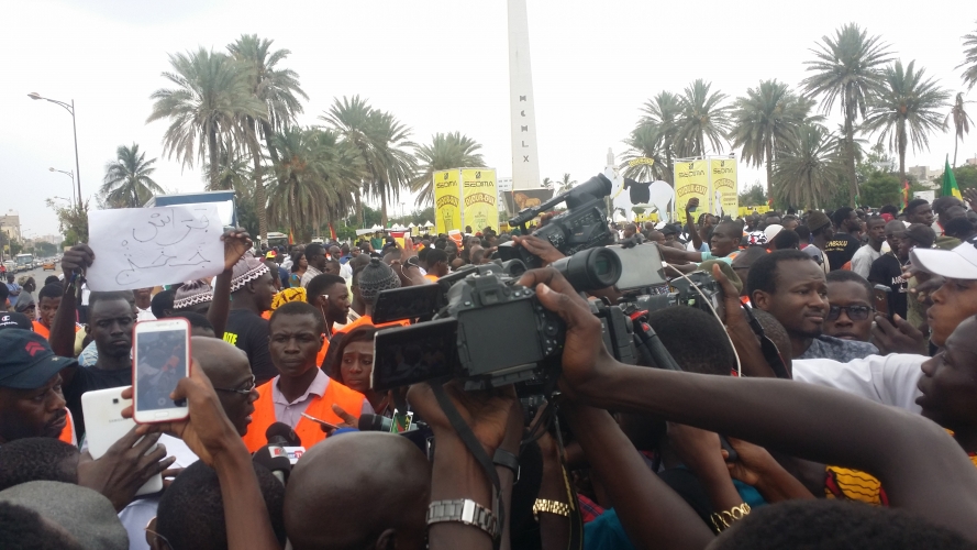 PHOTOS - Aar Li Niou Bokk en rogne contre le pouvoir... (images)