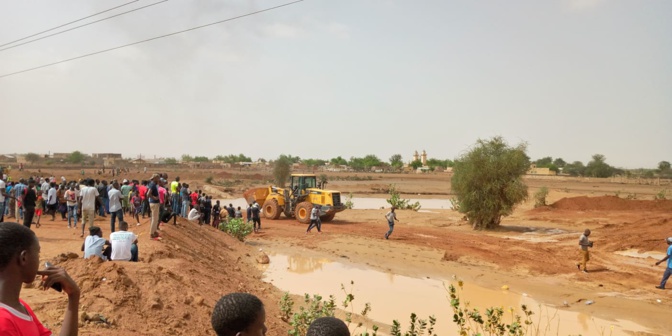 Ourossogui: La déviation du Pont de Sinthiou Garba cède, des dizaines de véhicules bloqués