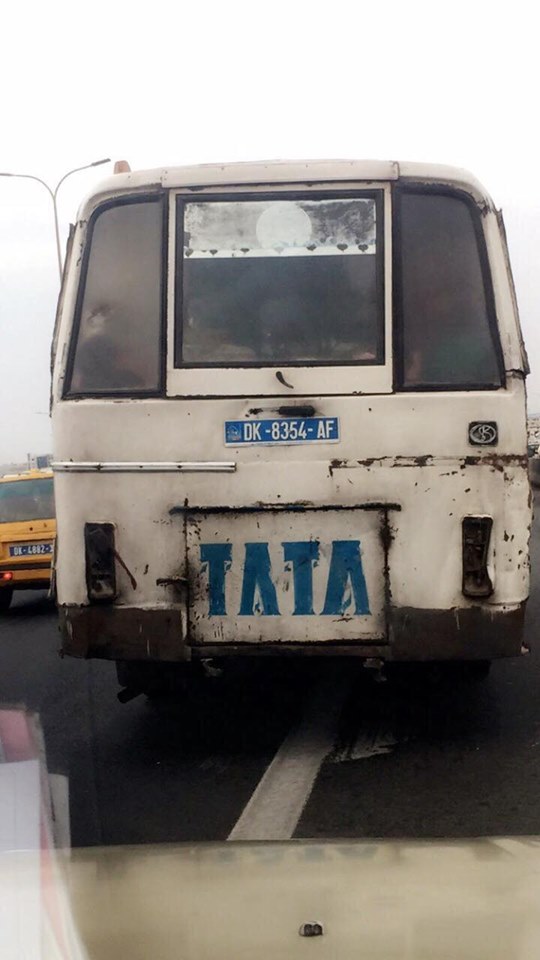 PHOTO - Un bus "Tata" en pleine circulation sans feu de signalisation