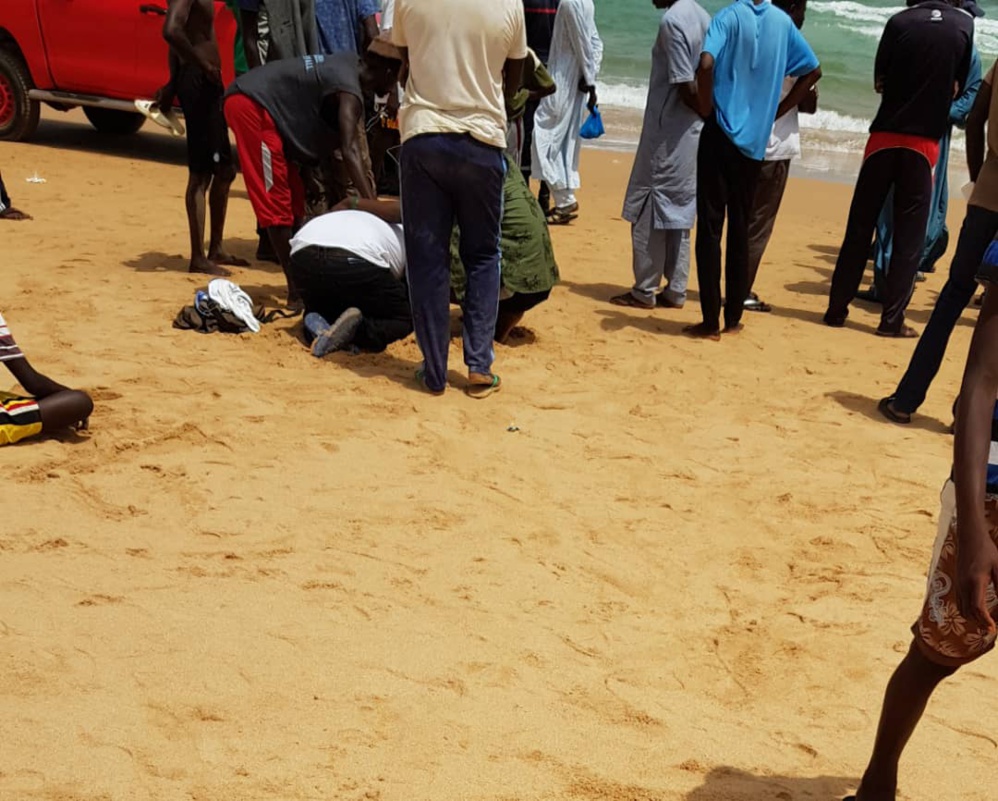 PHOTOS - Un homme meurt noyé à la plage de Diamalaye