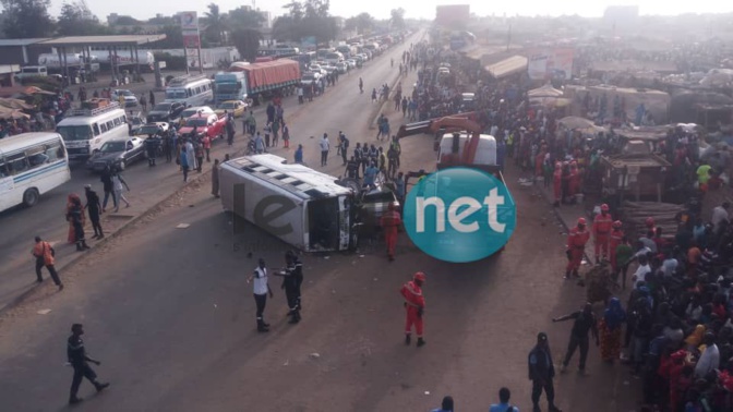PHOTOS - Accident de route: Collision entre un bus tata et un particulier à Sicap Mbao