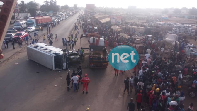 PHOTOS - Accident de route: Collision entre un bus tata et un particulier à Sicap Mbao