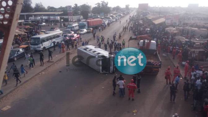 PHOTOS - Accident de route: Collision entre un bus tata et un particulier à Sicap Mbao