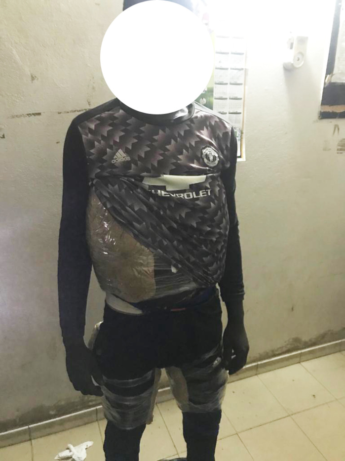 Découverte spectaculaire à Kaolack: Un trafiquant tombe avec 4 kg de drogue scotché sur le corps (images) Découverte spectaculaire à Kaolack: Un trafiquant tombe avec 4 kg de drogue scotché sur le corps (images)