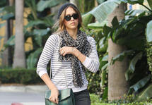 Shopping mode – Jessica Alba