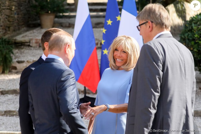 Brigitte Macron sans son attelle et élégante en robe courte face à Poutine