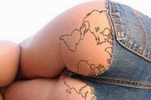 Elle vend ses fesses aux tatoueurs pour payer ses factures