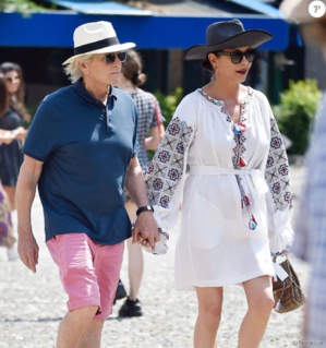 PHOTOS - Michael Douglas : Quatre générations réunies sur sa dernière photo de famille