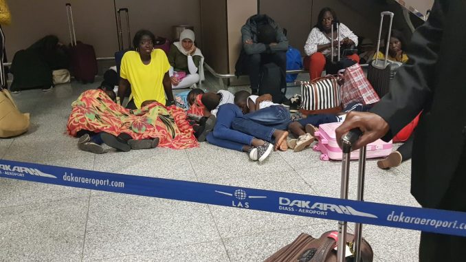 PHOTOS - AIBD : Une passerelle fissure un réacteur d’un avion de la Royal Air Maroc, les passagers abandonnés à leur sort