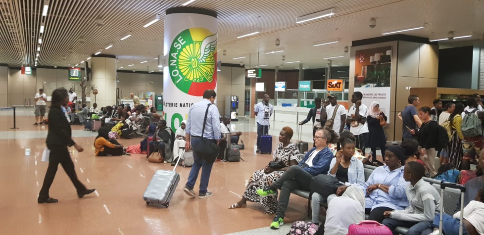 PHOTOS - AIBD : Une passerelle fissure un réacteur d’un avion de la Royal Air Maroc, les passagers abandonnés à leur sort