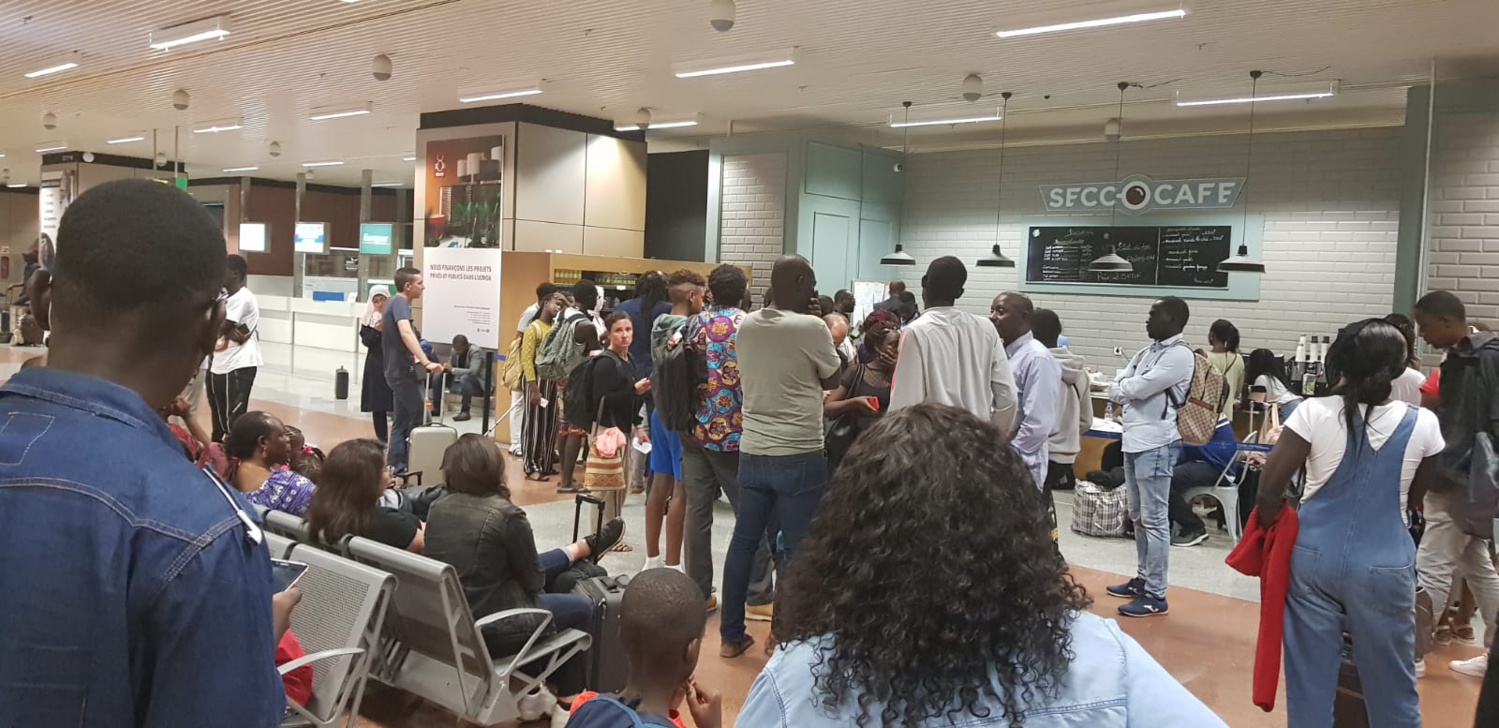 PHOTOS - AIBD : Une passerelle fissure un réacteur d’un avion de la Royal Air Maroc, les passagers abandonnés à leur sort