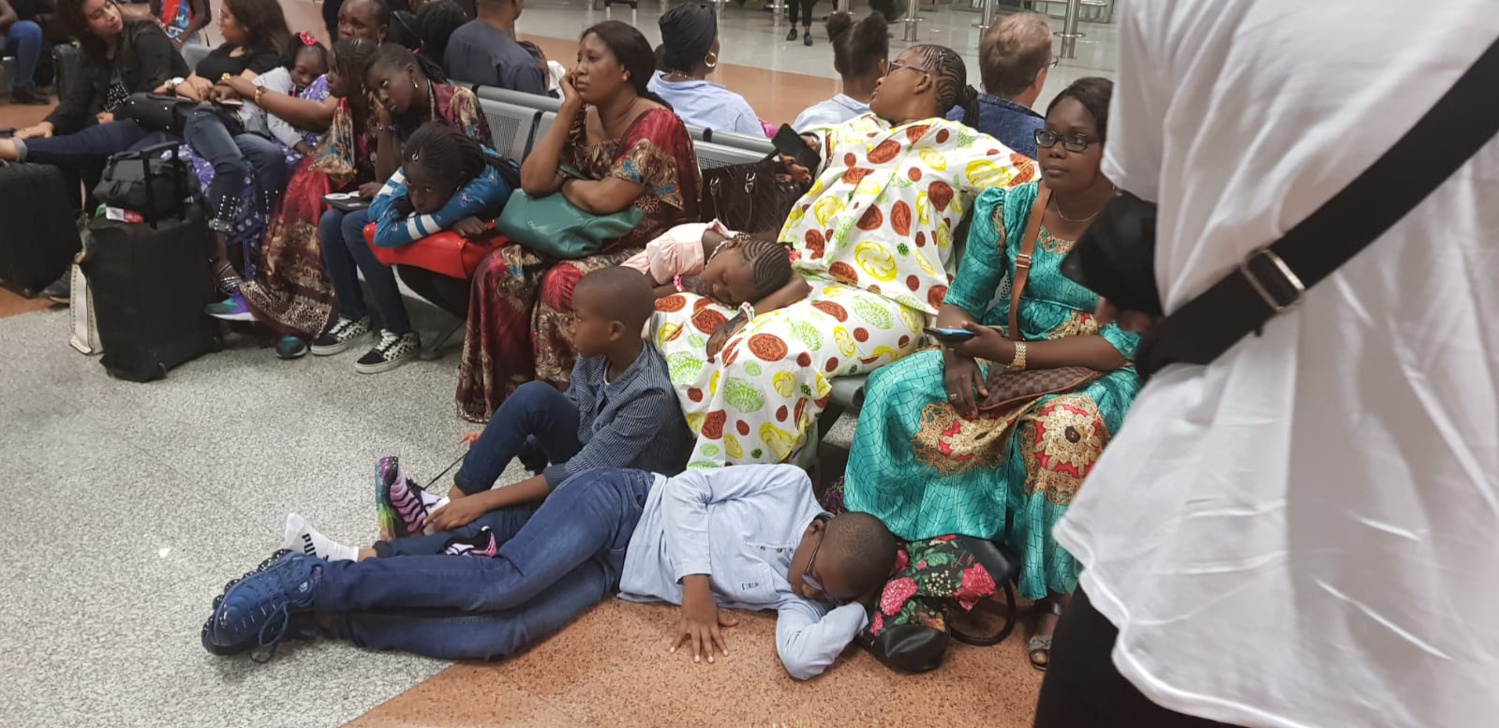 PHOTOS - AIBD : Une passerelle fissure un réacteur d’un avion de la Royal Air Maroc, les passagers abandonnés à leur sort