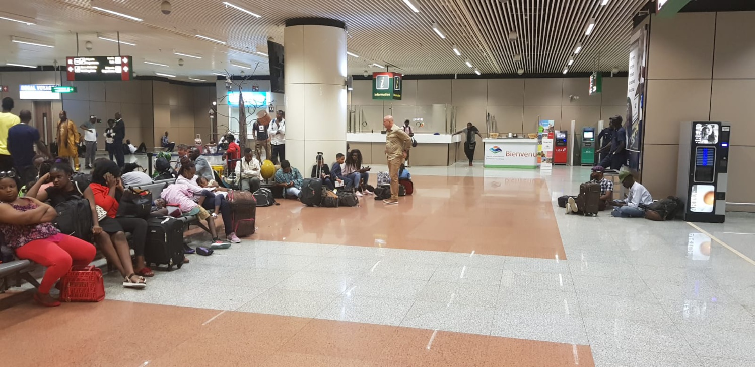 PHOTOS - AIBD : Une passerelle fissure un réacteur d’un avion de la Royal Air Maroc, les passagers abandonnés à leur sort