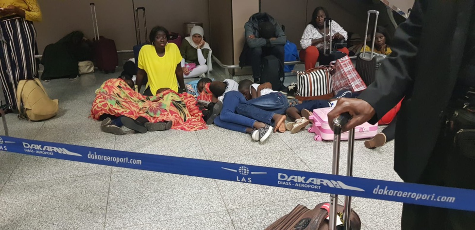 PHOTOS - AIBD : Une passerelle fissure un réacteur d’un avion de la Royal Air Maroc, les passagers abandonnés à leur sort