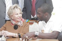 CAN 2012 : Mme Wade rencontre les lions au Terrou bi