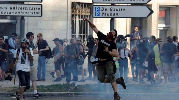 Manifestations de protestation au sommet du G7... Jets de grenades...