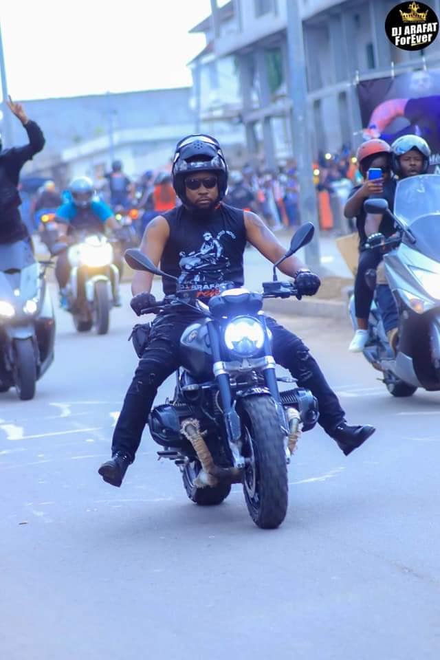 PHOTOS - Les motards de Côte d'Ivoire rendent hommage à Dj Arafat