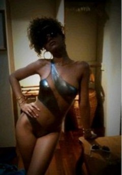 PHOTOS Rihanna poste des clichés sexy sur Twitter