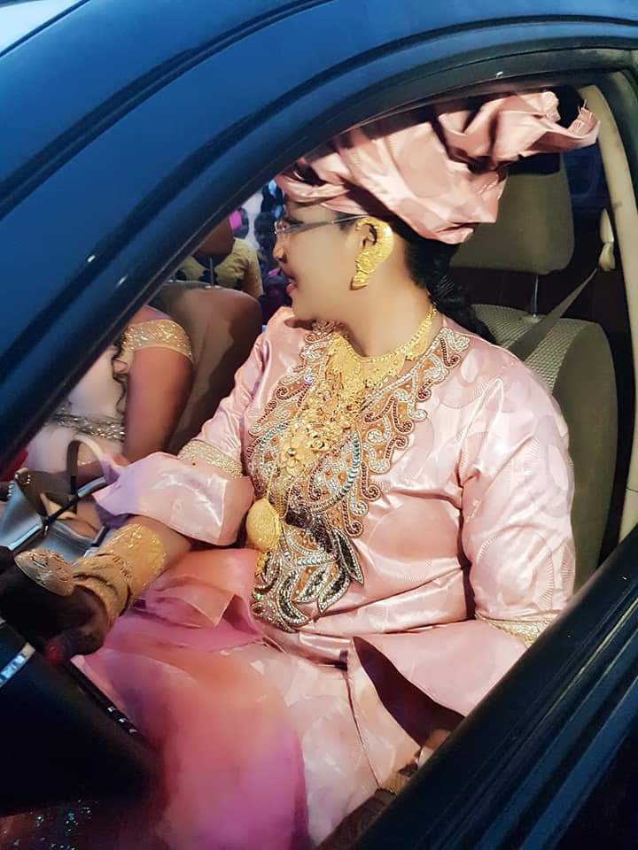 VIDEO + PHOTOS - Askia TOURE et sa femme étale de l'or VIDEO + PHOTOS - Askia TOURE et sa femme étale de l'or