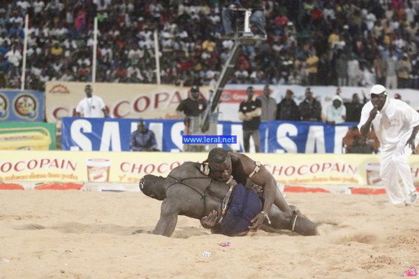 [Vidéos - Photos ] Lutte Victoire de Papa Sow sur Zoss 