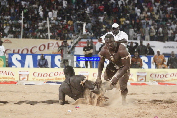[Vidéos - Photos ] Lutte Victoire de Papa Sow sur Zoss 